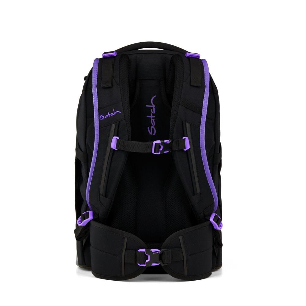 Schwarzer Rucksack mit lila Akzenten. Mit dem Markennamen 'Satch'. Hat mehrere Gurte und Schnallen. Auf weißem Hintergrund isoliert.
