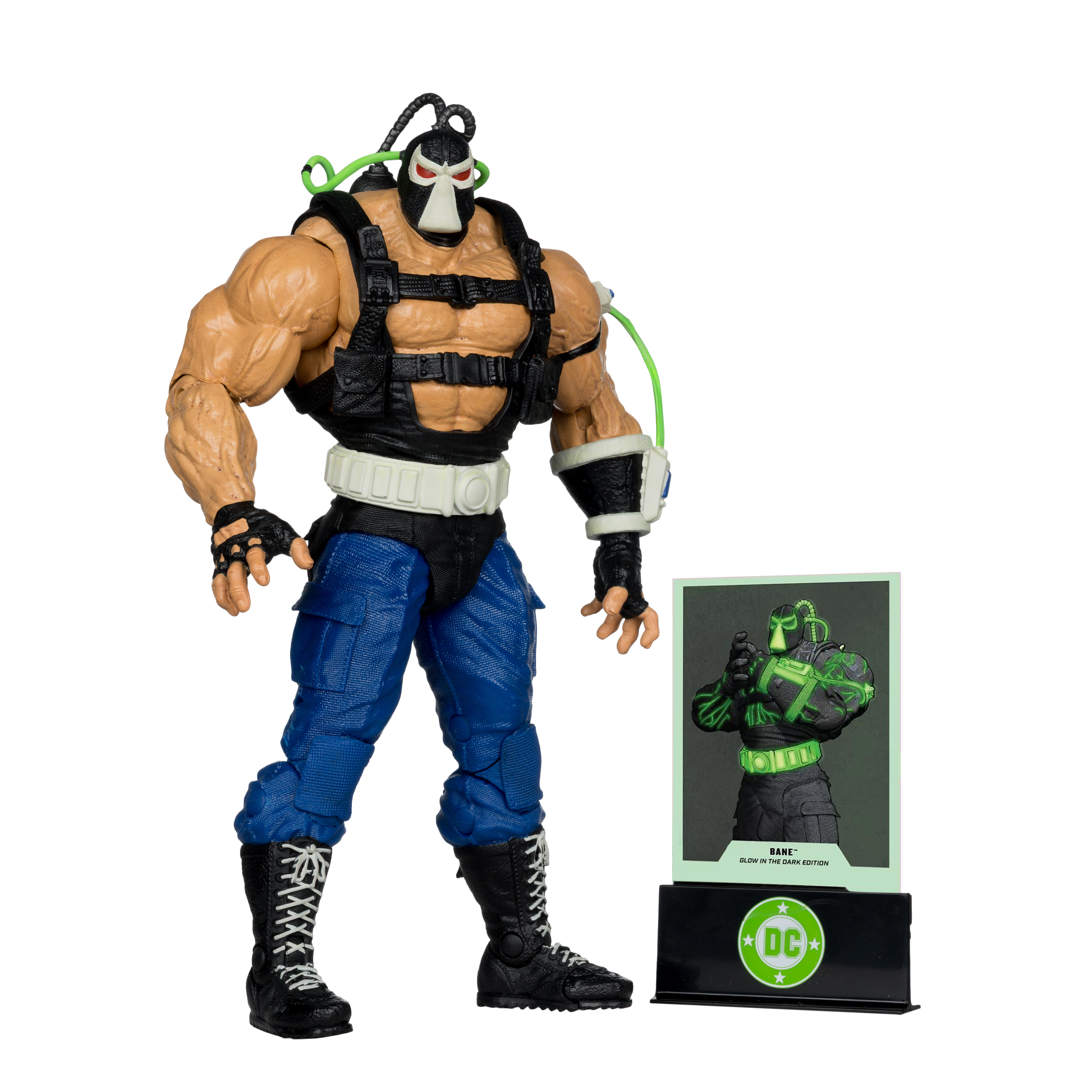 Action figure di Bane. Corpo muscoloso, maschera e pantaloni blu. Include una carta e un supporto.