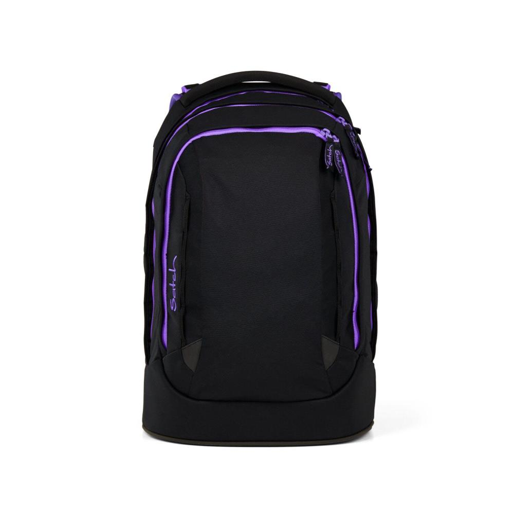 Ein schwarzer Rucksack mit lila Zierleisten ist abgebildet. Das Wort 'satch' steht auf der Seite.