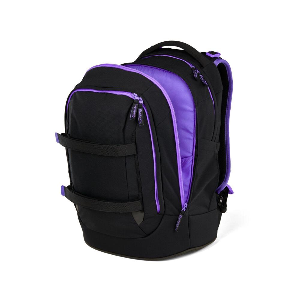 Schwarzer Rucksack mit lila Akzenten. Er hat mehrere Fächer und Reißverschlüsse. Satch-Logo sichtbar. Er steht auf weißem Untergrund.