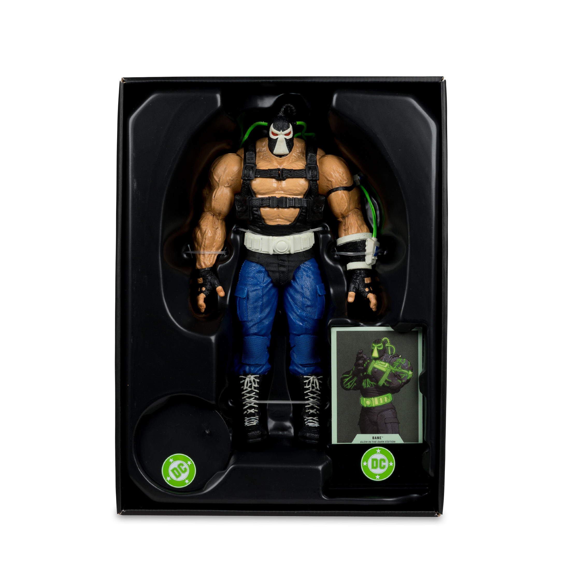 Action figure di Bane in una scatola nera. La figura ha una maschera, pantaloni blu e stivali neri. Nella scatola c'è anche una carta con Bane.