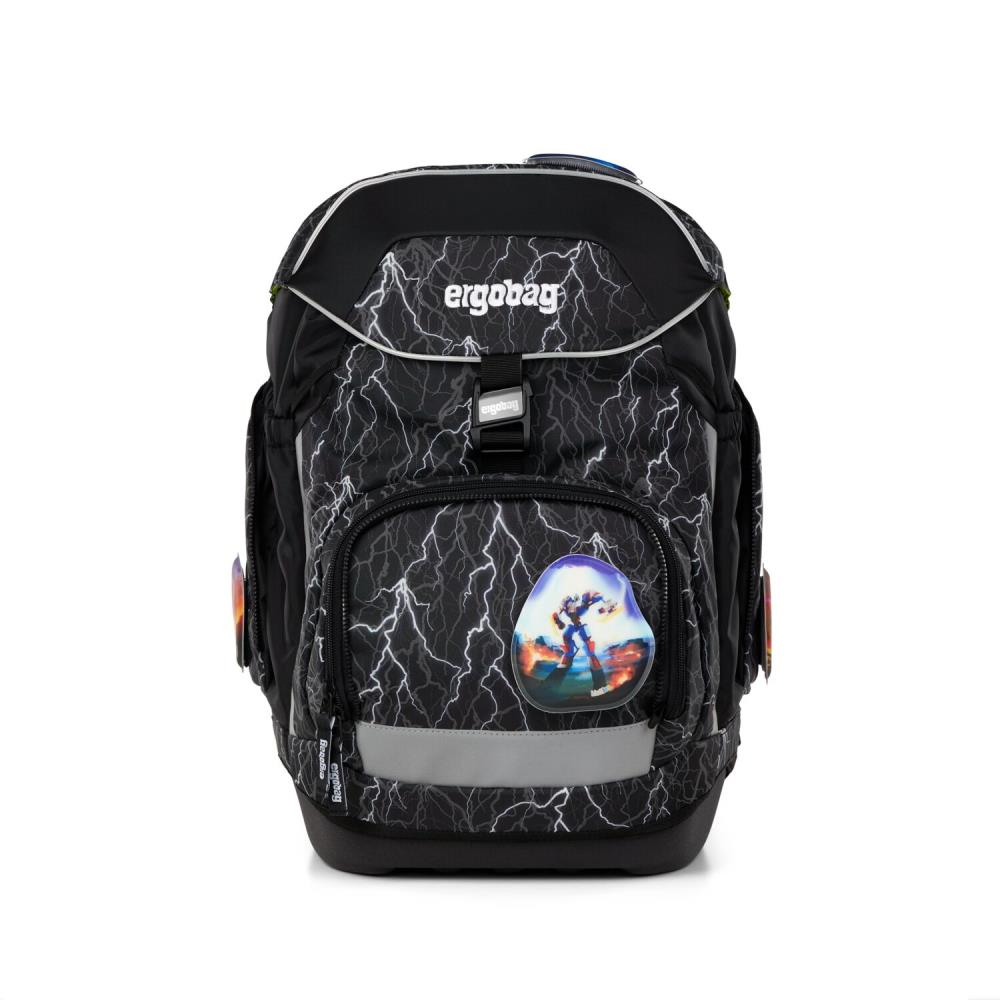 Schwarzer Rucksack mit Blitzmuster und 'ergobag'-Logo. Mit buntem Aufnäher mit Figur. Reflektierender Streifen unten.