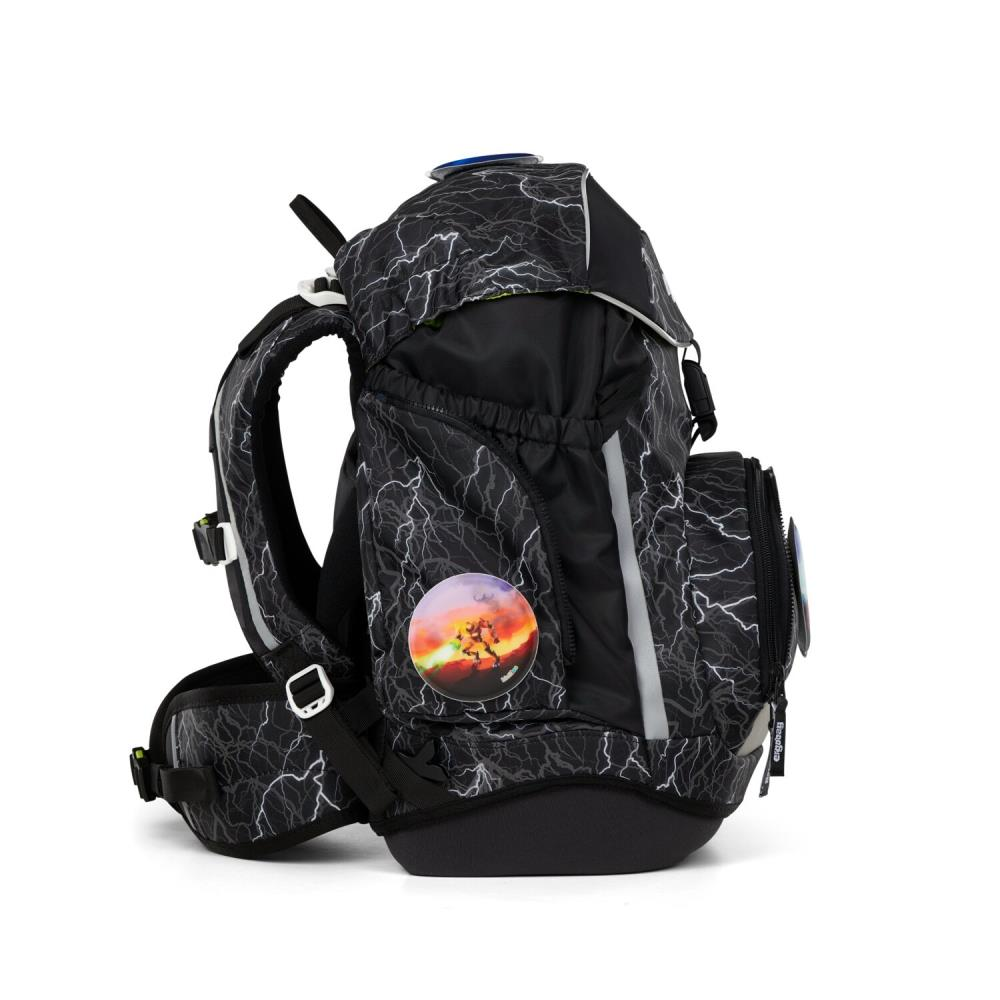 Ein schwarzer Rucksack mit Blitzmuster. Er hat einen runden Aufnäher mit einer Sonnenuntergangsszene. Reflektierende Streifen sind sichtbar.