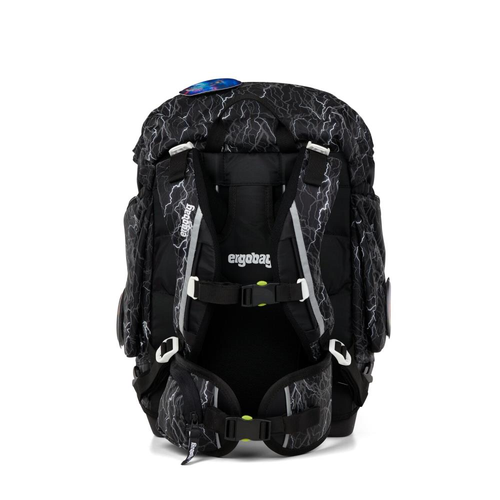 Ein schwarzer Rucksack mit Blitzmuster. Er hat mehrere Fächer, Gurte und den Markennamen 'ergobag'.