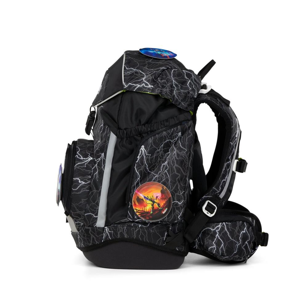 Schwarzer Rucksack mit Blitzmuster, Seitenansicht. Aufnäher mit runden Aufklebern. Reflektierende Streifen für Sicherheit. Verstellbare Träger.