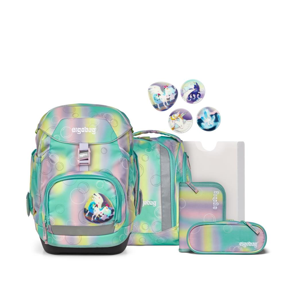 Ein buntes Rucksack-Set mit Einhorn-Motiven. Enthält Rucksack, Federmäppchen, Geldbörse und Abzeichen. Pastellfarben dominieren das Design.