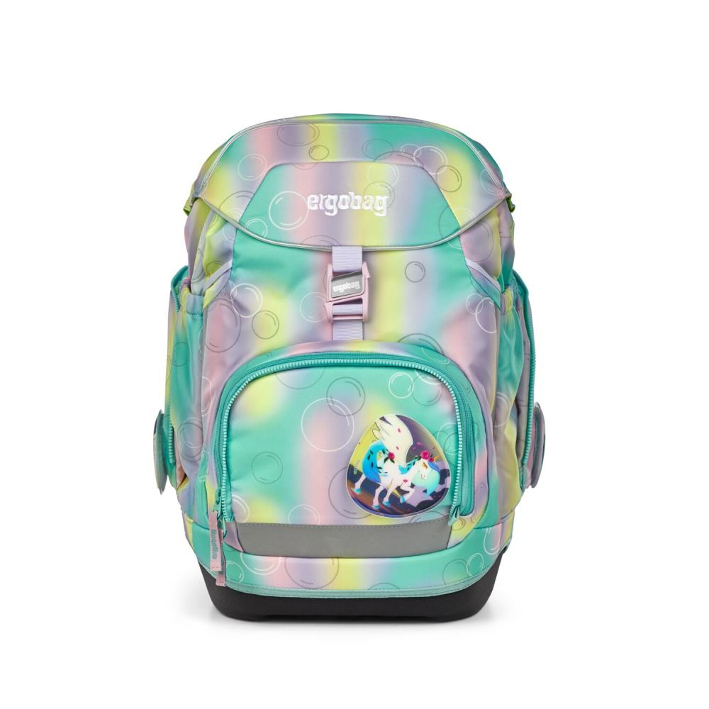 Ein bunter Rucksack mit Blasen und einem Cartoon-Bild. Er hat eine Vordertasche, eine Schnalle und Seitentaschen. Der Markenname 'ergobag' ist sichtbar.