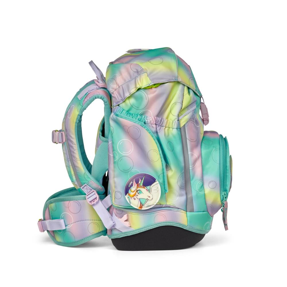 Ein farbenfroher Rucksack mit Blasenmuster. Er hat einen Einhorn-Aufnäher. Die Farben sind Türkis, Lila, Gelb und Schwarz.
