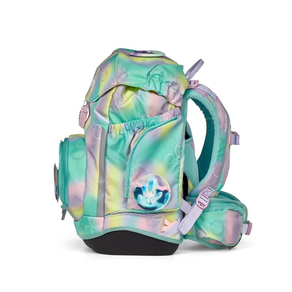 Ein bunter Rucksack mit einem Farbverlauf aus Grün, Lila und Gelb. Er hat mehrere Fächer, Riemen und ein kristallartiges Emblem.