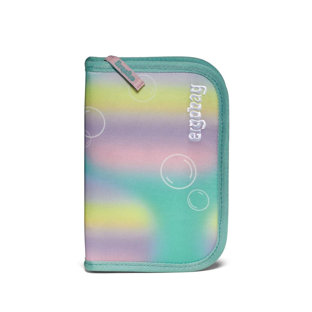 Ein buntes Federmäppchen mit dem Wort 'ergobag' und Blasendesigns. Das Etui hat einen pastellfarbenen Regenbogenhintergrund und einen türkisfarbenen Rand.