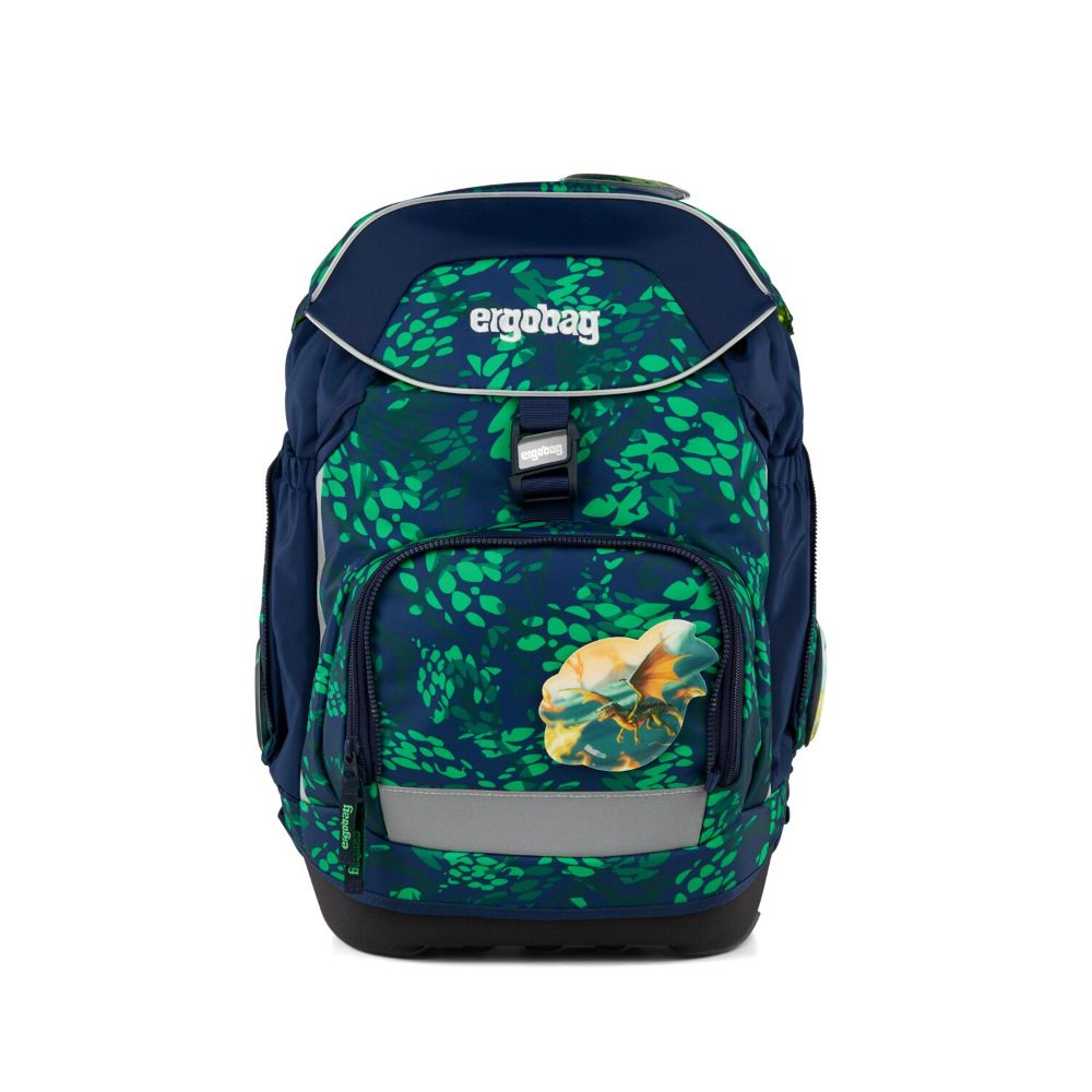 Ein blau-grüner Ergobag-Rucksack mit Blättermustern. Er hat einen reflektierenden Streifen und einen blütenförmigen Aufnäher.