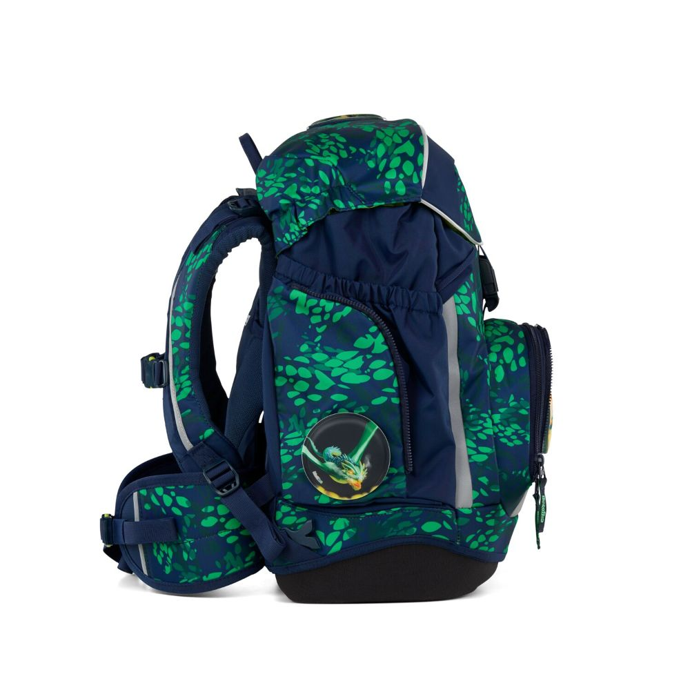 Ein marineblauer und grüner Schulrucksack. Er hat ein grünes Blättermuster. Ein Drachenabzeichen befindet sich auf der Vorderseite. Reflektierende Streifen sind an den Seiten.
