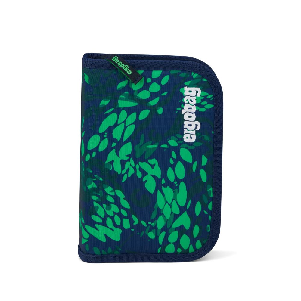 Ein Federmäppchen mit grünem Blättermuster und marineblauem Rand. Das Logo 'ergobag' ist weiß zu sehen.