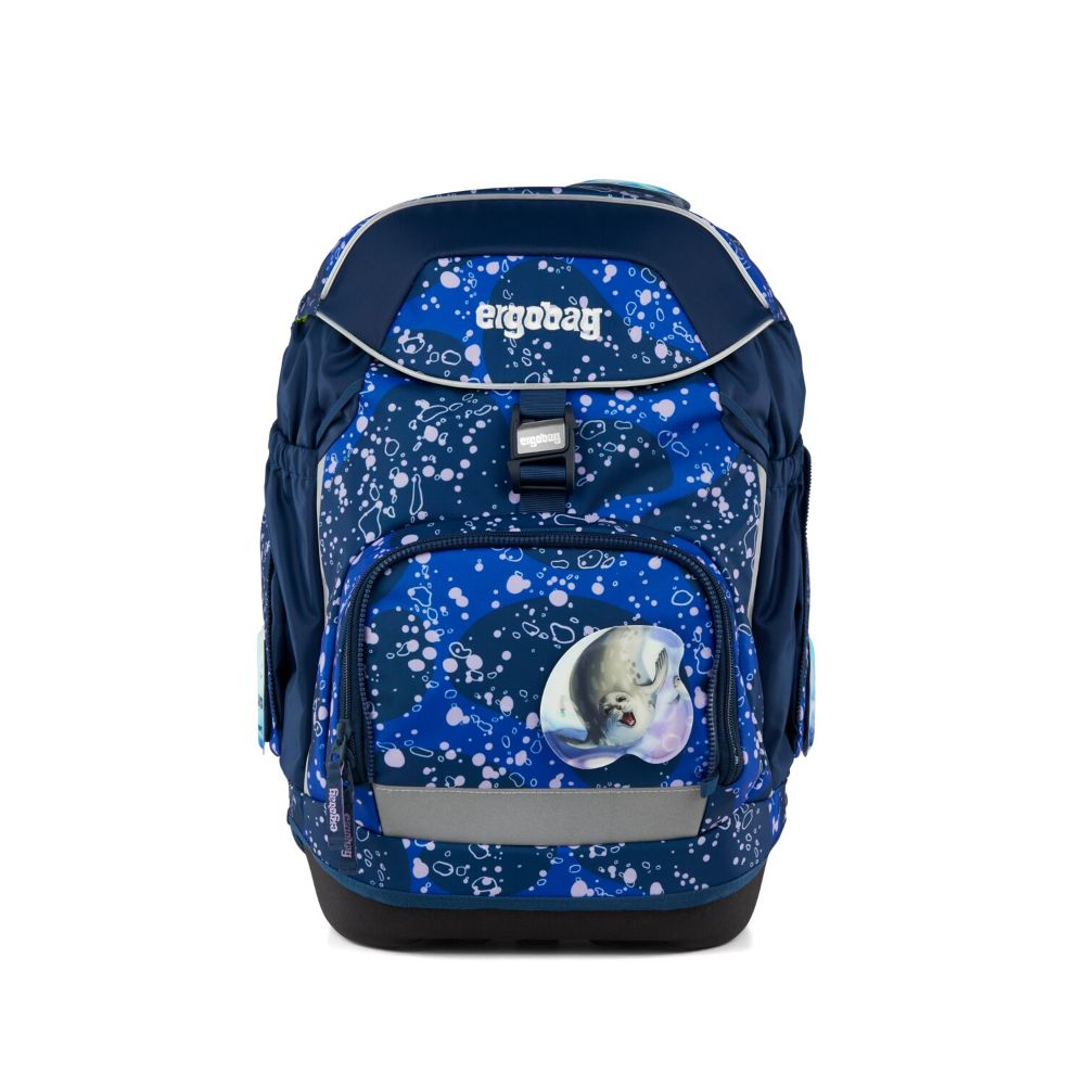 Ein blauer Schulrucksack mit einem Seehundbild. Der Rucksack trägt den Markennamen 'ergobag'. Er ist auf weißem Hintergrund platziert.