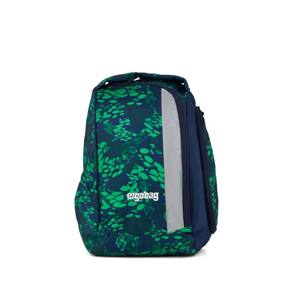 Ein grüner und blauer Rucksack mit Blättern und reflektierendem Streifen. Der Markenname 'ergobag' ist sichtbar.