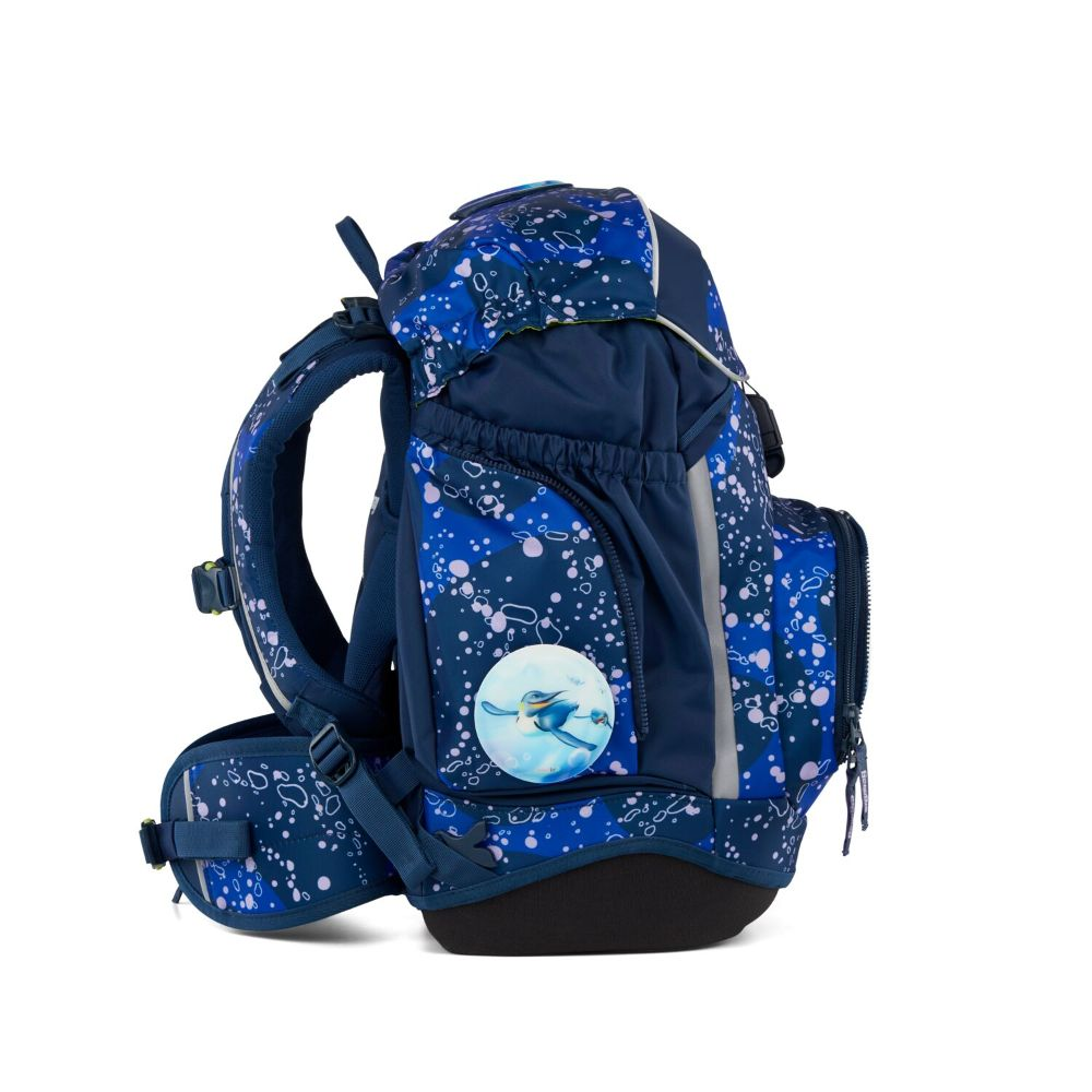 Ein blauer Rucksack mit einem Pinguin-Aufnäher. Er hat mehrere Fächer, verstellbare Träger und reflektierende Streifen.