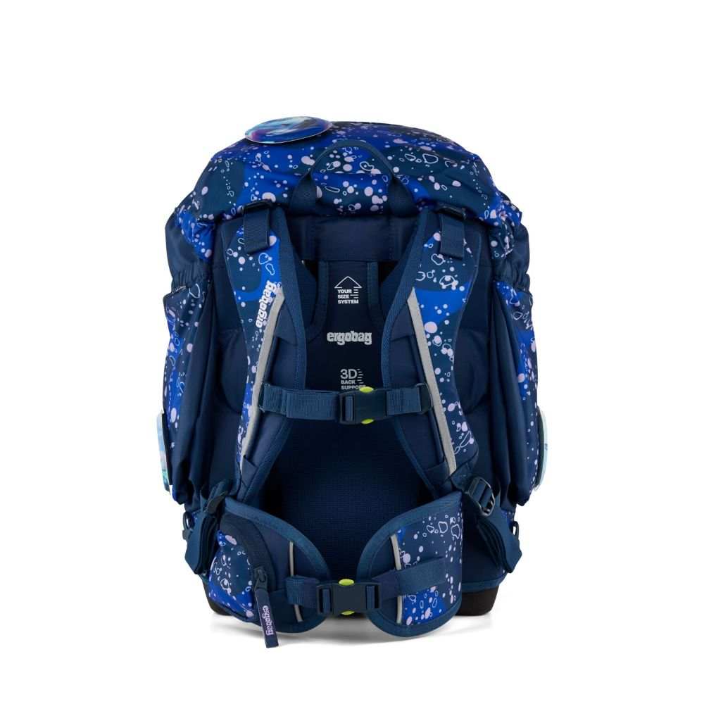 Ein marineblauer Rucksack mit Blasenmuster. Er hat mehrere Riemen, Schnallen und den Markennamen 'ergobag'.