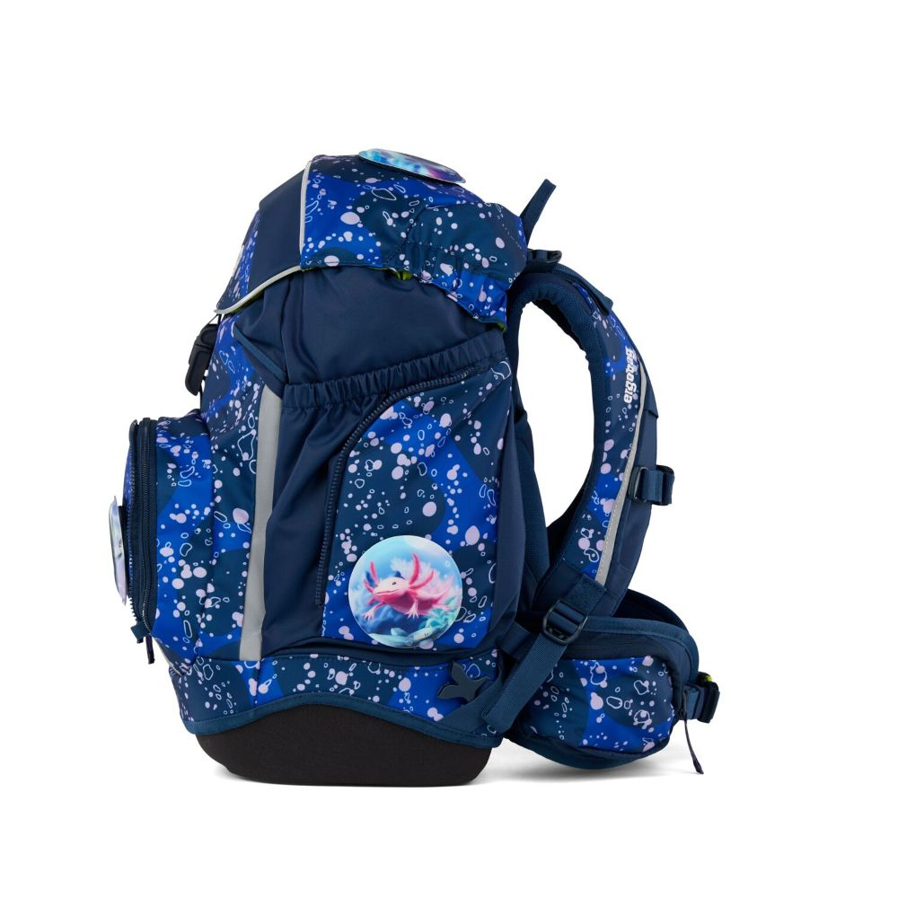 Ein blauer Schulrucksack mit weißen Punkten und einem Axolotl-Emblem. Er hat mehrere Fächer und verstellbare Träger.
