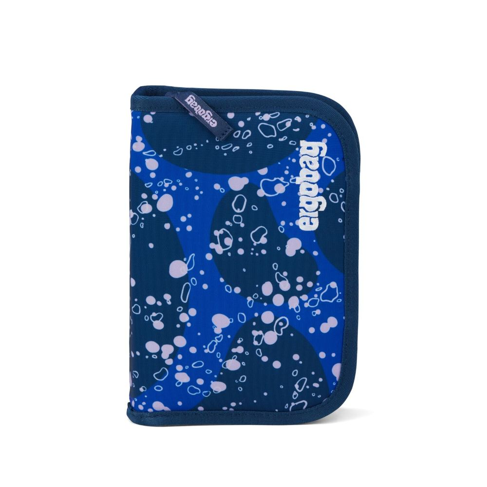 Ein blaues Federmäppchen mit weißen und rosa Punkten und dem Wort 'ergobag'.