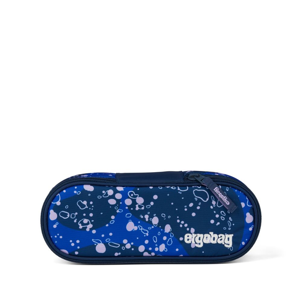 Ein blaues Federmäppchen mit einem Muster aus weißen und lila Formen. Die Marke 'ergobag' ist sichtbar.