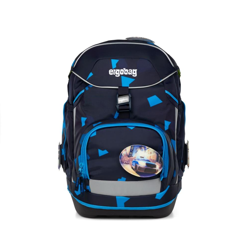 Ein marineblauer Schulrucksack mit Autoaufkleber, blauen Akzenten und der Marke 'ergobag'.