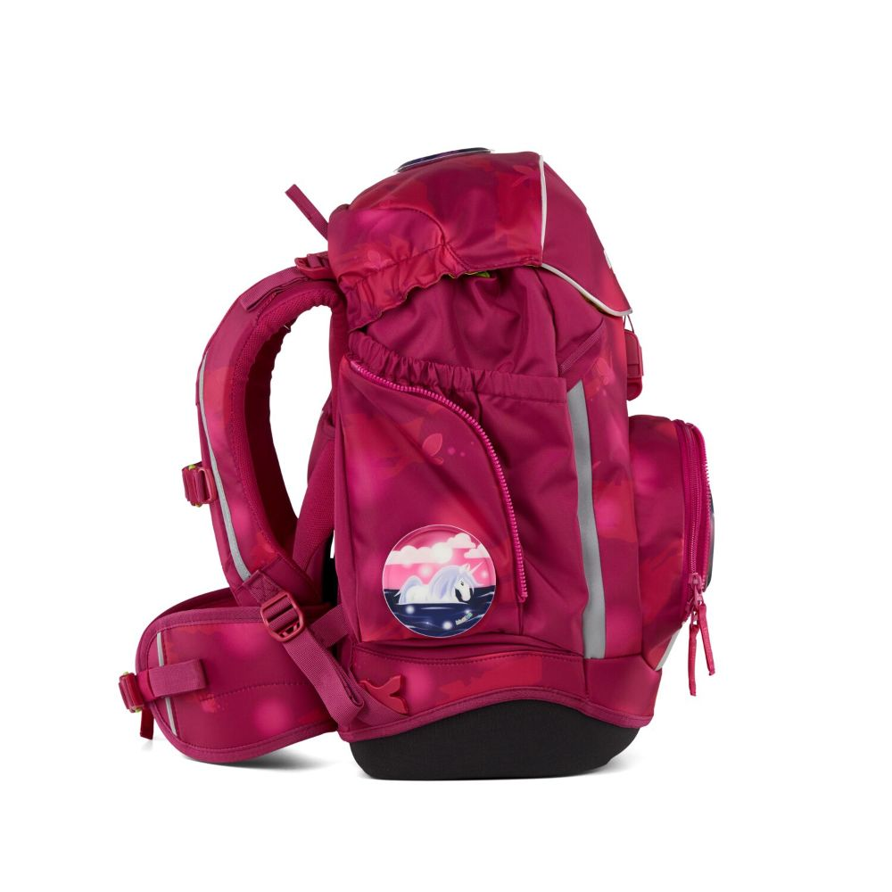 Ein pinkfarbener Rucksack mit einem Einhorn-Patch. Die Tasche hat mehrere Fächer, Riemen und reflektierende Streifen.