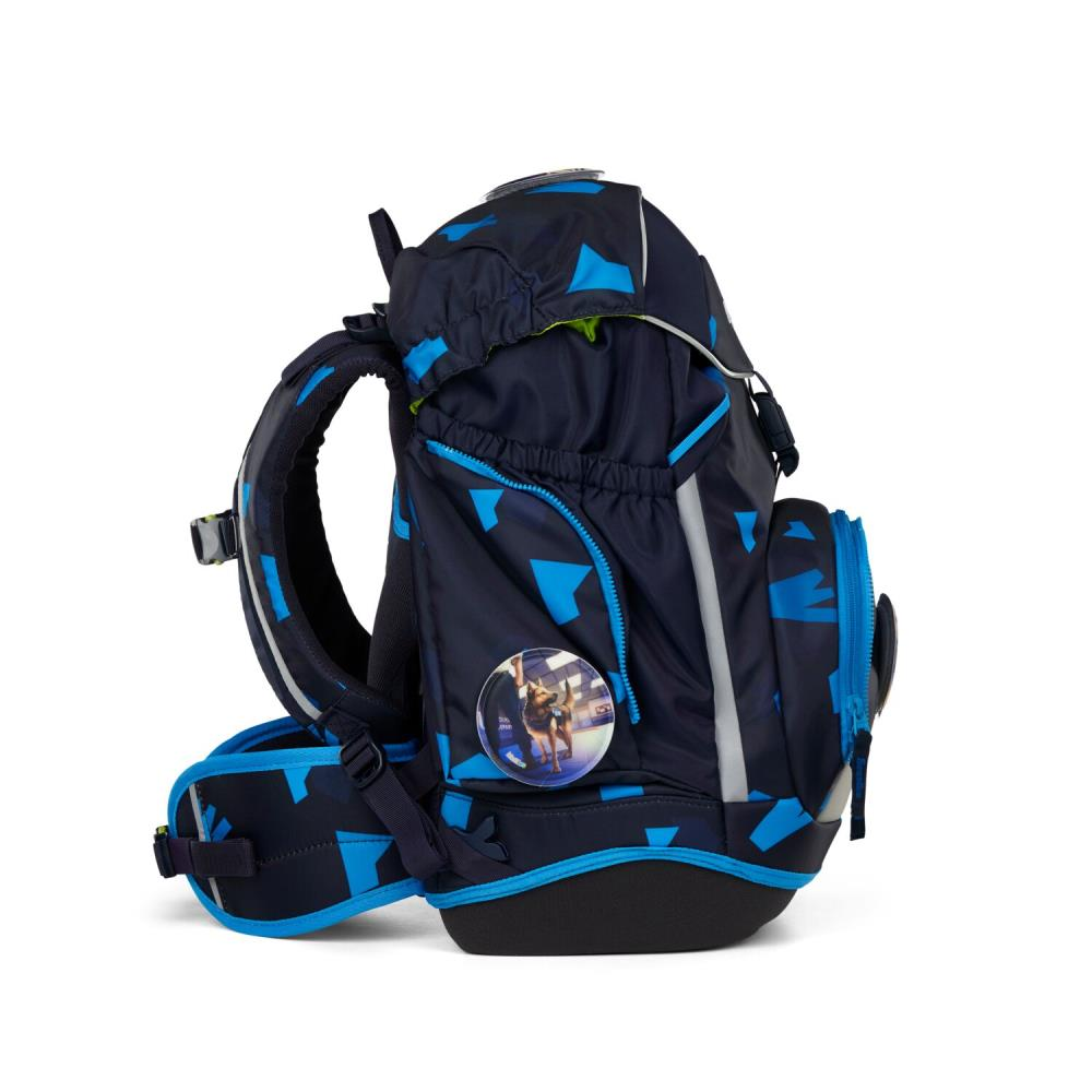 Ein marineblauer Rucksack mit blauen Dreiecken. Er hat mehrere Fächer, ein Bild eines Hundes und reflektierende Streifen.