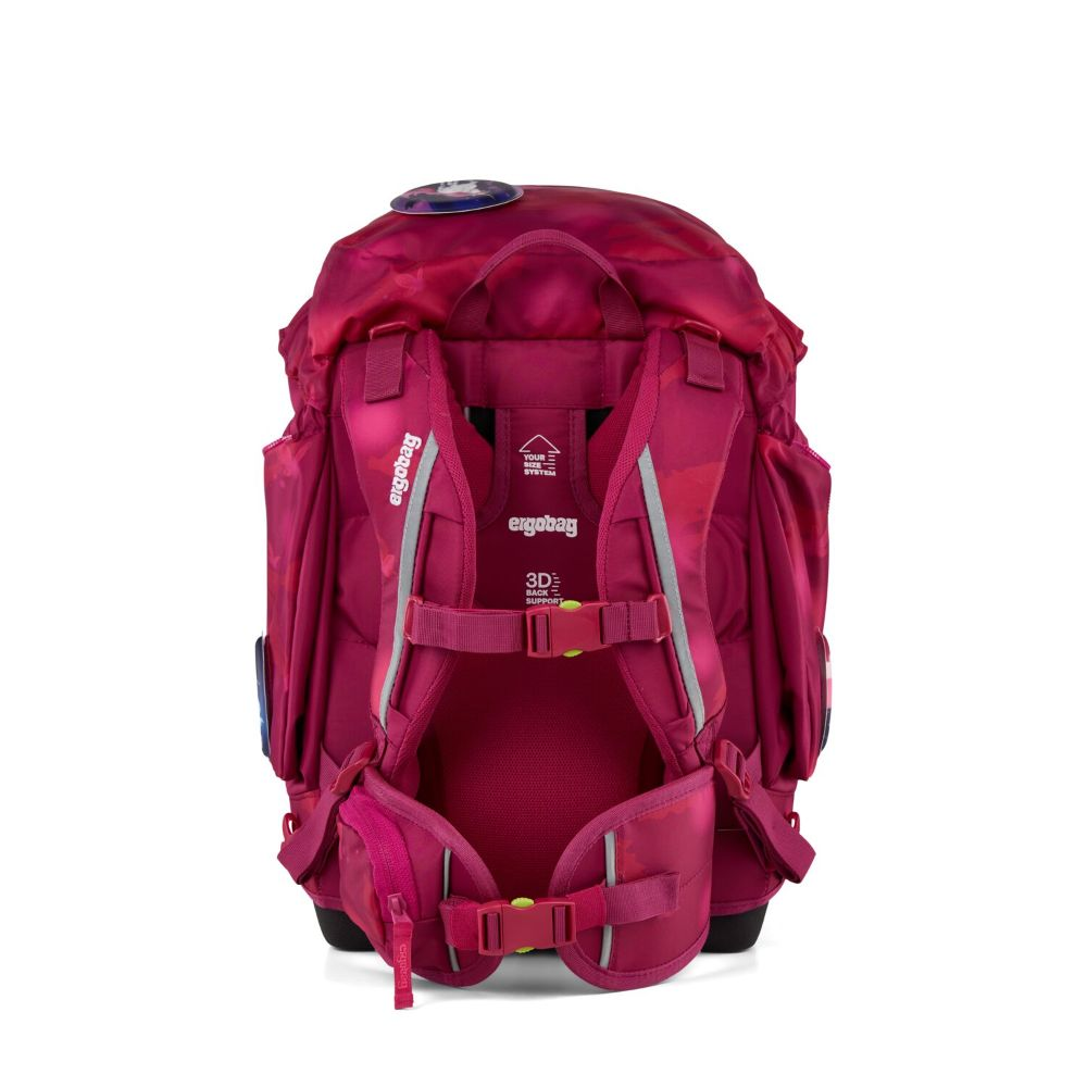Ein magentafarbener Ergobag-Rucksack mit verstellbaren Trägern und Schnallen, reflektierenden Elementen und einem 3D-Rückensystem.