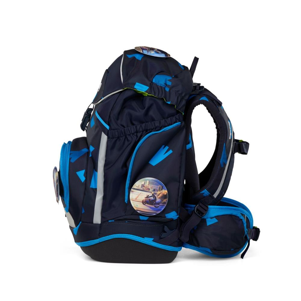 Dunkelblauer Rucksack mit geometrischen Mustern und Stadtbild. Hat einen schwarzen Boden, blaue Reißverschlüsse und Träger. Seitenansicht.