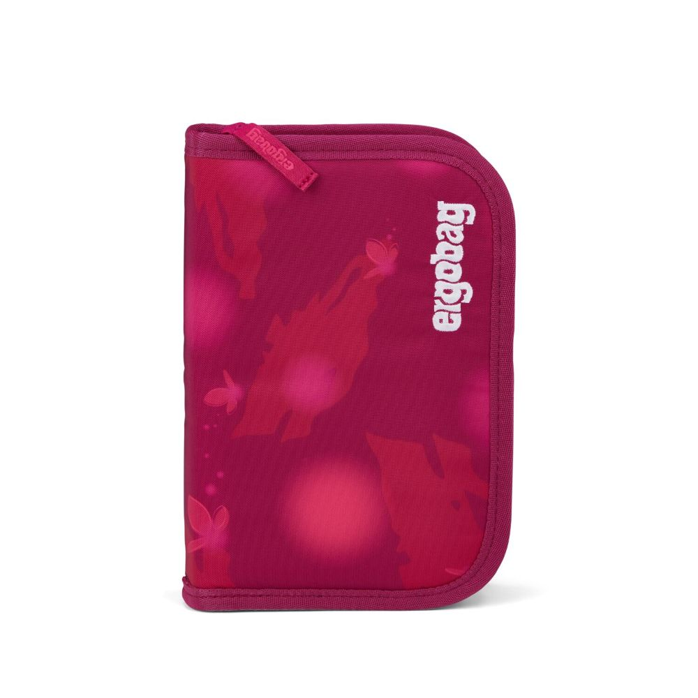Ein magenta Federmäppchen mit dem Wort 'ergobag' in Weiß. Es hat ein Blumenmuster. Der Hintergrund ist weiß.
