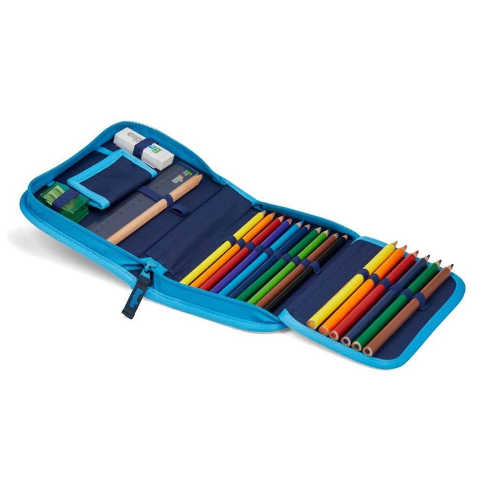 Geöffnete blaue Federtasche mit Bleistiften, Radiergummi, Anspitzer und Lineal. Buntstifte in verschiedenen Farben.