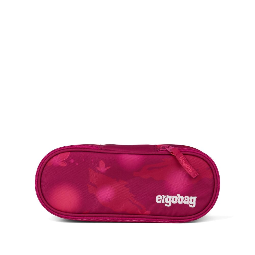 Ein rosa Ergobag-Federmäppchen mit Reißverschluss. Das Etui hat ein Blumenmuster und das Logo der Marke. Der Hintergrund ist weiß.