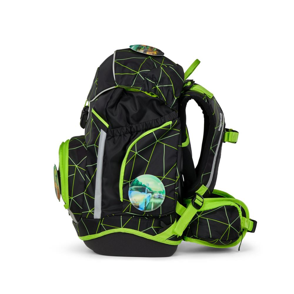 Ein schwarzer Rucksack mit grünen geometrischen Mustern und Akzenten. Er hat mehrere Fächer, Riemen und reflektierende Streifen.