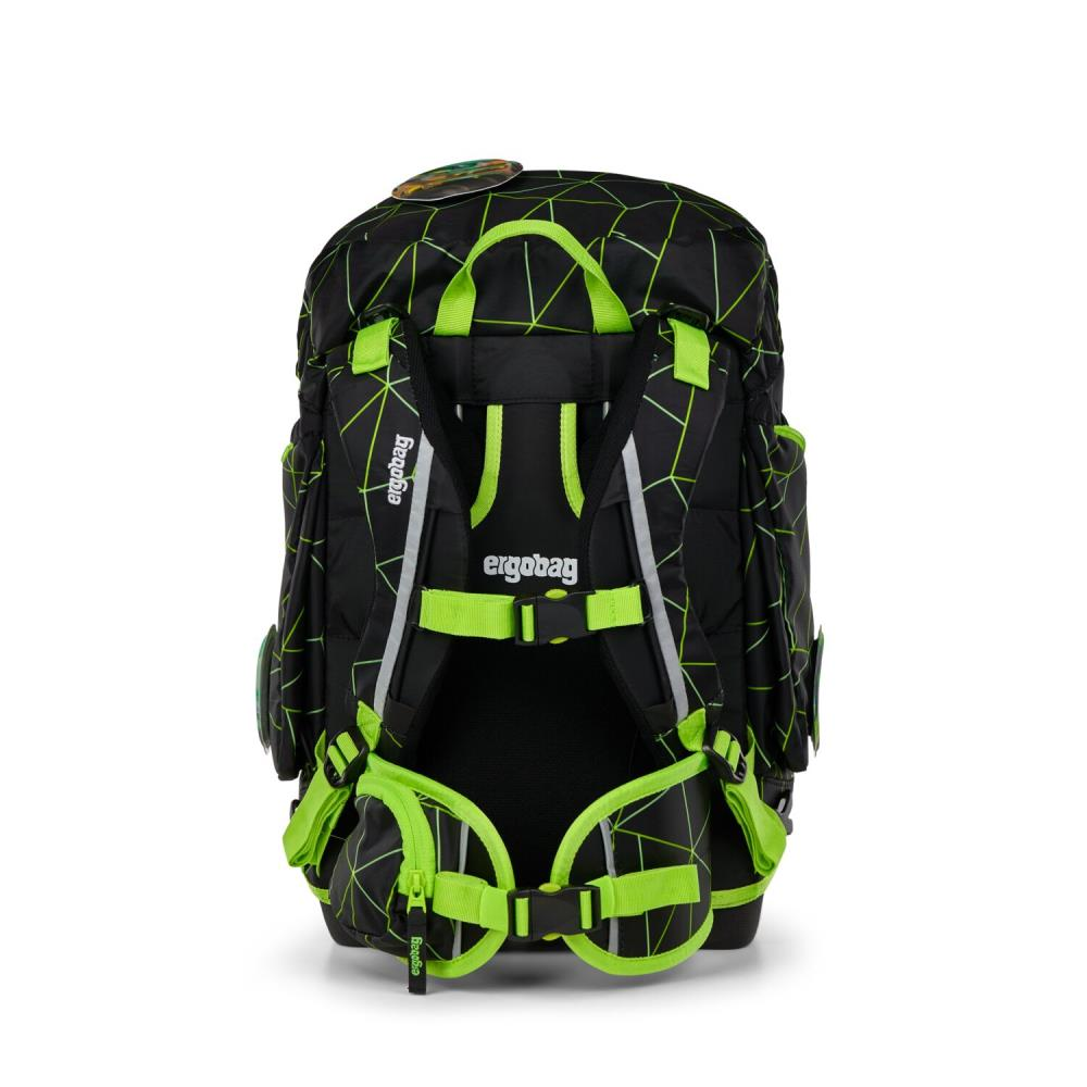 Ein schwarzer Rucksack mit geometrischem Design in Neongrün. Er hat mehrere Fächer, und die Marke 'ergobag' ist sichtbar.