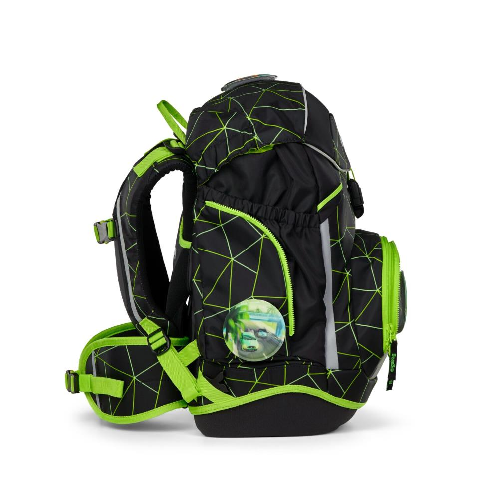 Schwarzer Schulrucksack mit neongrünen Akzenten und geometrischen Mustern. Mit einem Aufnäher mit Autos. Seitenansicht, isoliert auf Weiß.