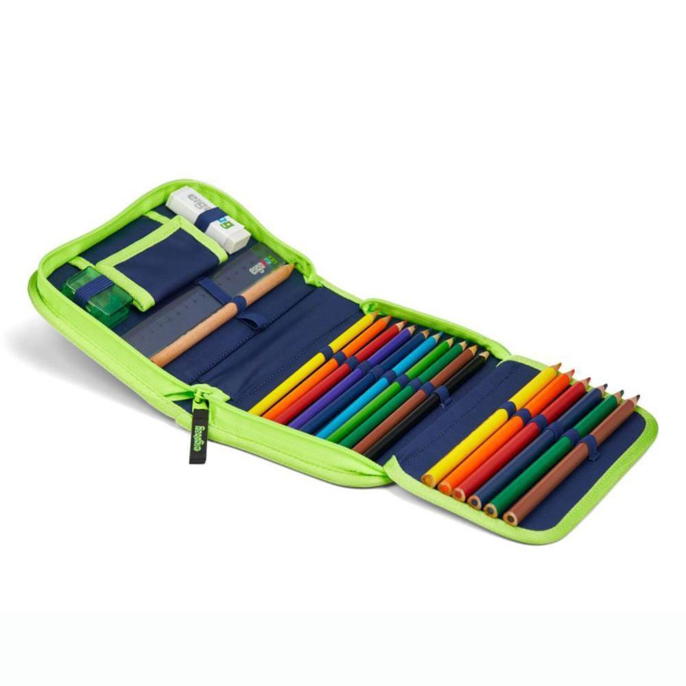Offenes Federmäppchen mit Buntstiften, Radiergummi, Lineal und Spitzer. Das Etui ist grün mit blauem Innenraum.