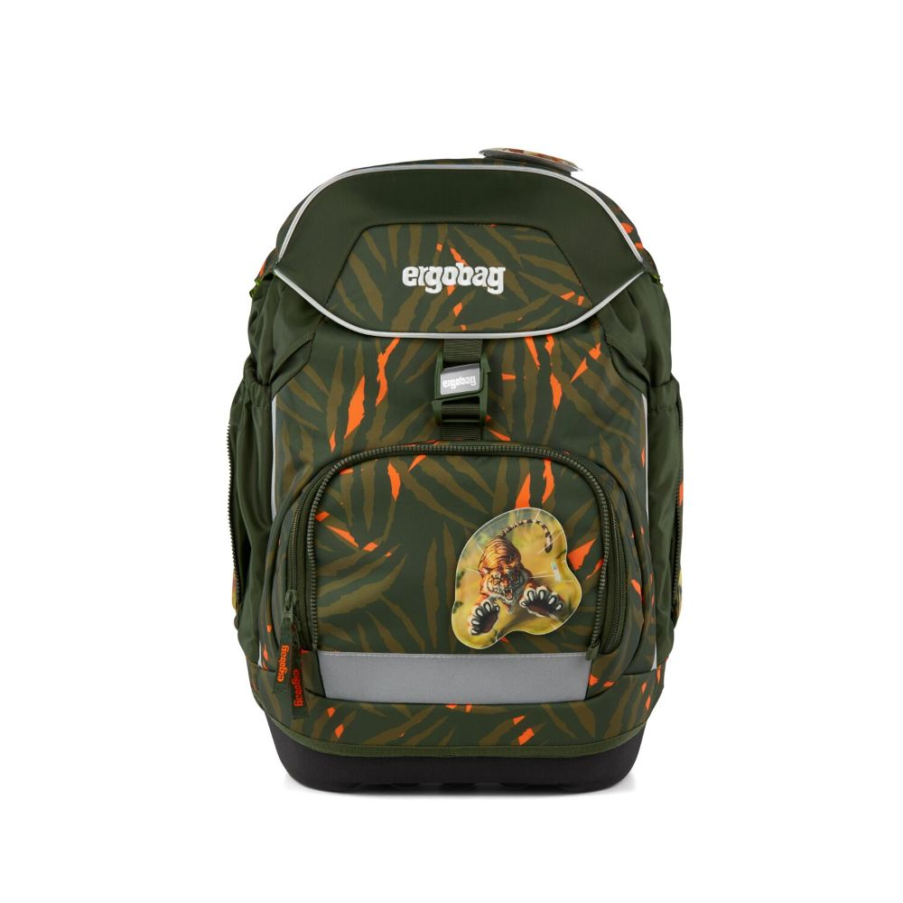 Grüner Ergobag-Rucksack mit orangefarbenem Tigerstreifenmuster, einem Tiger-Patch und dem Markennamen. Der Boden ist schwarz.
