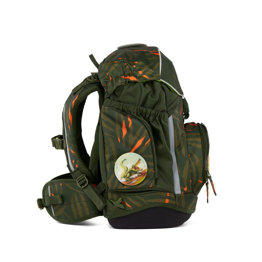 Grüner Rucksack mit orangen Streifen und einem Krokodil-Aufnäher. Er hat mehrere Fächer und Riemen. Schwarze Basis und weißer Hintergrund.