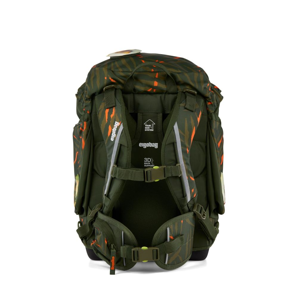 Grüner Rucksack mit orangefarbenen Mustern. Ergonomisches Design mit mehreren Gurten und der Marke 'ergobag'.