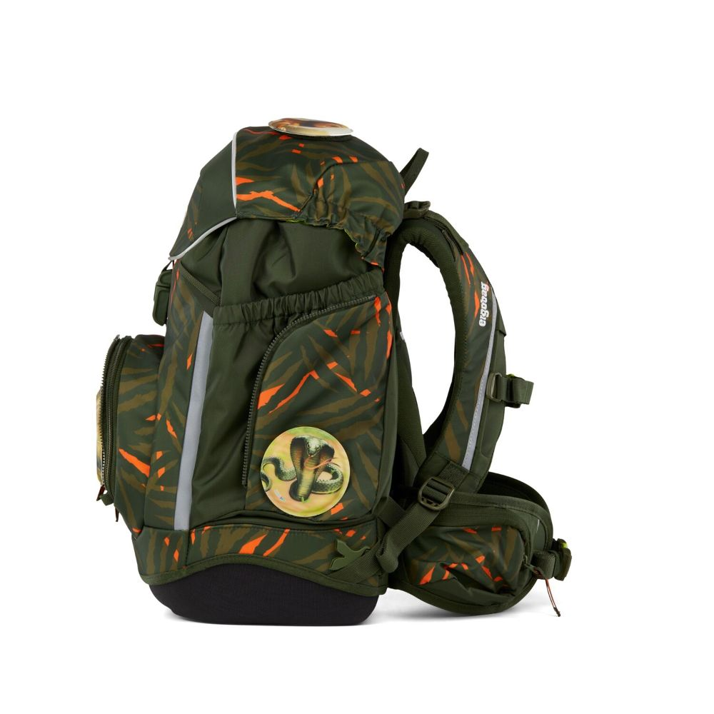 Grüner Rucksack mit orangefarbenen blattartigen Mustern. Er hat einen Schlangenaufnäher. Der Markenname ist sichtbar.