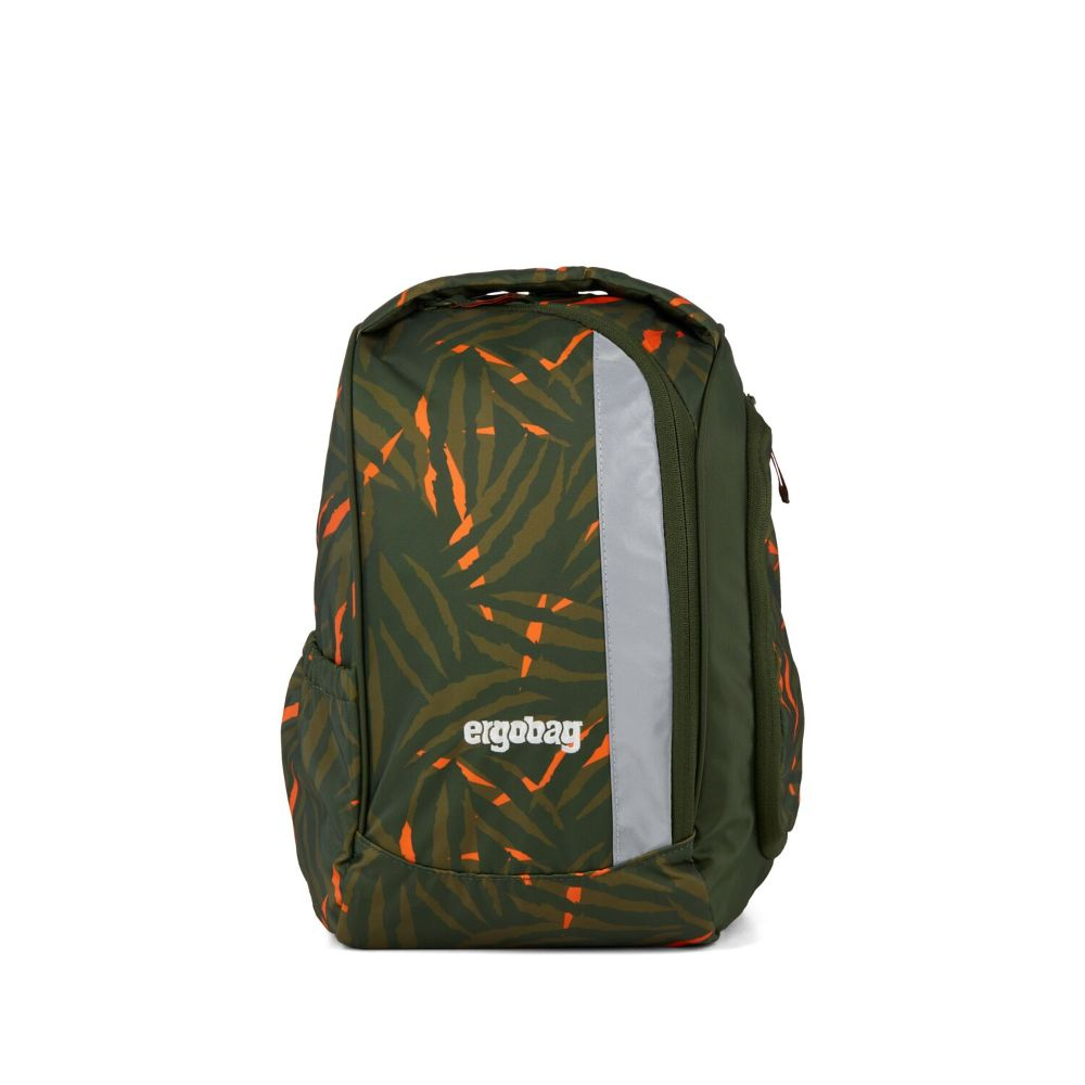 Grüner Rucksack mit orangen Blattmustern, einem reflektierenden Streifen und dem 'ergobag'-Logo. Isoliert auf weißem Hintergrund.