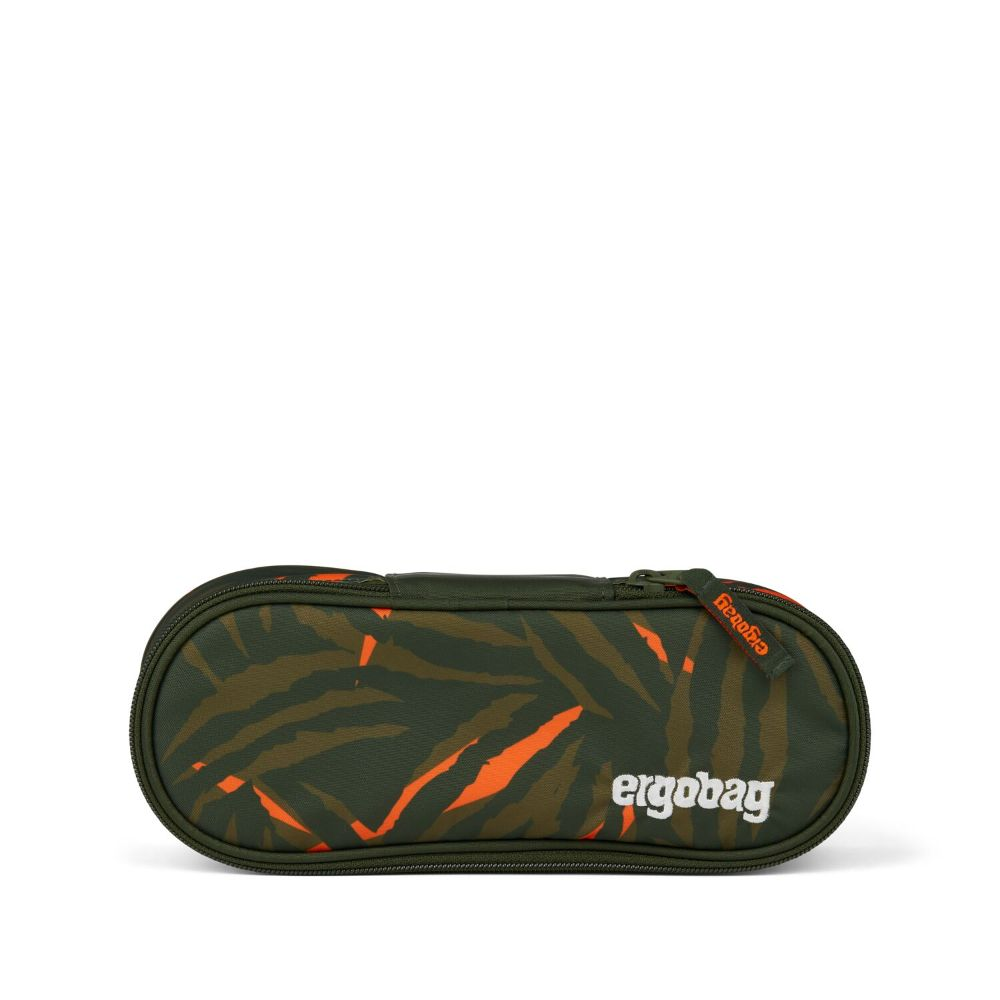 Ein grünes Federmäppchen mit orangenen Mustern. Die Marke 'ergobag' ist darauf gedruckt. Oben befindet sich ein Reißverschluss.