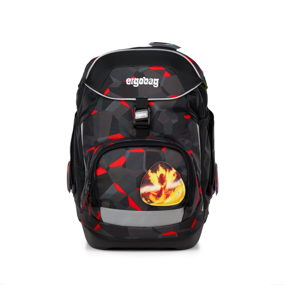 Ein schwarz-roter Ergobag-Rucksack mit einem Feuer-Emblem. Er hat ein geometrisches Muster, Schnallen und reflektierende Streifen.