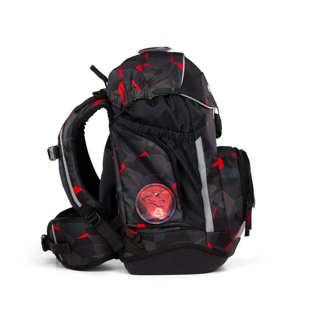 Ein schwarzer Rucksack mit einem roten und grauen geometrischen Muster. Er hat ein Drachenabzeichen und reflektierende Streifen. Der Hintergrund ist weiß.