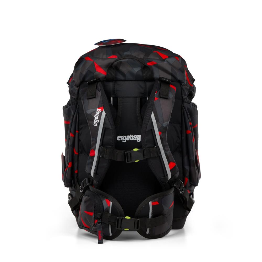 Ein schwarzer Rucksack mit roten geometrischen Formen. Er hat mehrere Fächer, verstellbare Träger und das 'ergobag'-Logo.