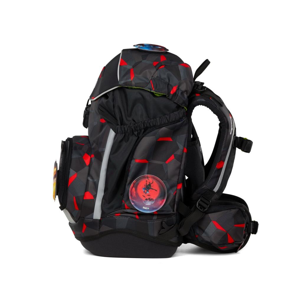 Schwarzer Rucksack mit roten geometrischen Formen. Mit rundem Emblem und reflektierenden Streifen. Seitentaschen und gepolsterte Gurte sichtbar.