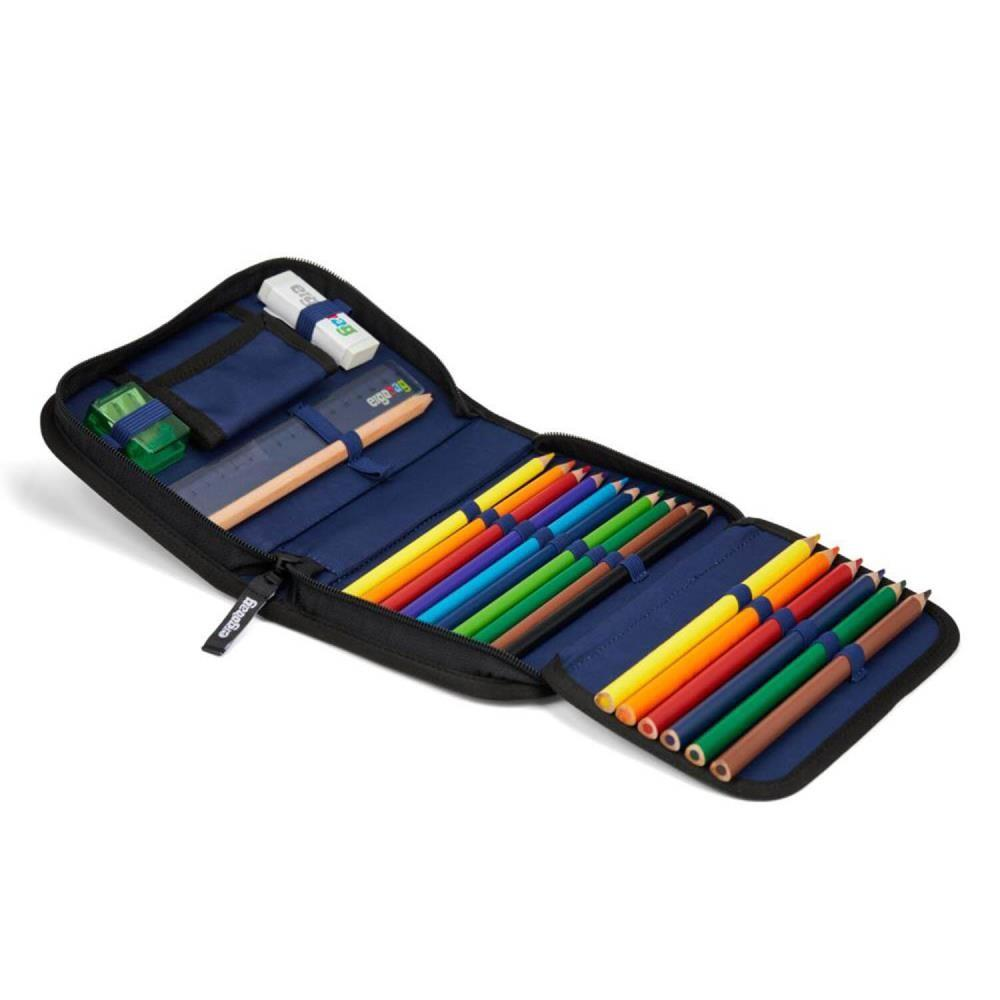 Geöffnete Federtasche mit Buntstiften, Radiergummi, Anspitzer und Lineal. Schwarze Tasche mit blauem Futter, weißer Hintergrund.