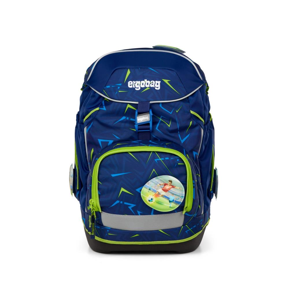 Ein blauer Rucksack mit grünen Akzenten. Er trägt den Markennamen 'ergobag' und eine Fußballspieler-Grafik.