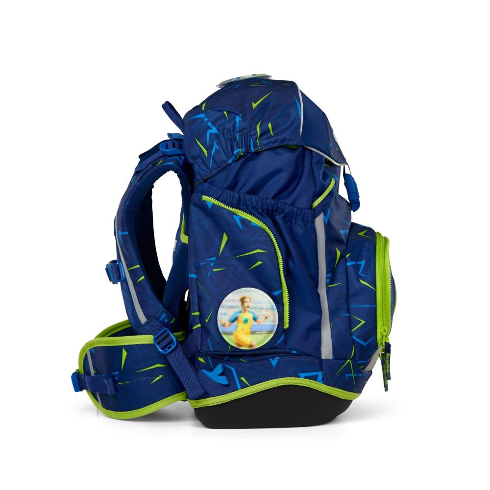 Blauer Schulrucksack mit grünen Akzenten. Mit einem Bild eines Fußballspielers. Enthält geometrische Muster.