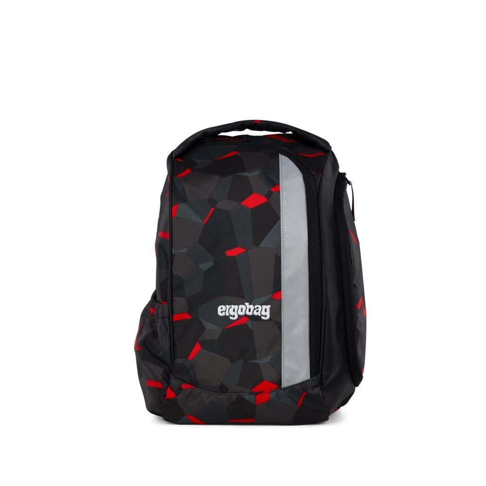 Schwarzer Rucksack mit roten und grauen geometrischen Mustern, 'ergobag'-Logo und Reflexstreifen auf weißem Hintergrund.